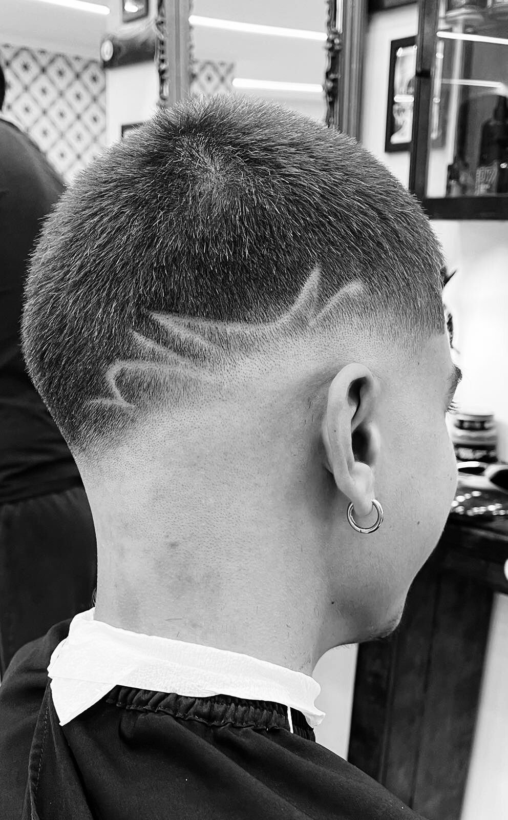 Κούρεμα από πίσω: κοντό, skin fade και σχέδιο